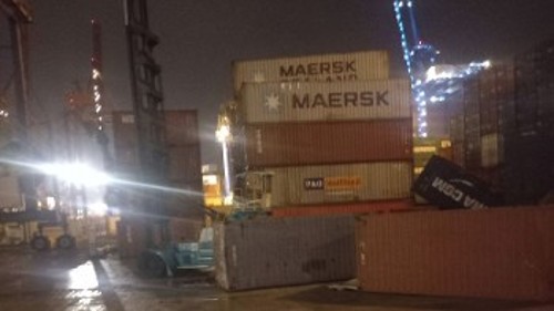 Κοντέινερ πέφτουν στο λιμάνι της COSCO