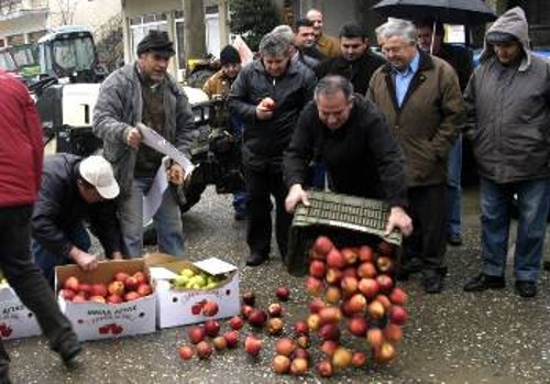 Η Νομαρχιακή Αυτοδιοίκηση ταυτίστηκε με όλες τις αντιλαϊκές επιλογές των κυβερνήσεων για το πέρασμα των αντιαγροτικών μέτρων. (Στιγμιότυπο από κινητοποίηση μηλοπαραγωγών στην Αγιά Λάρισας)