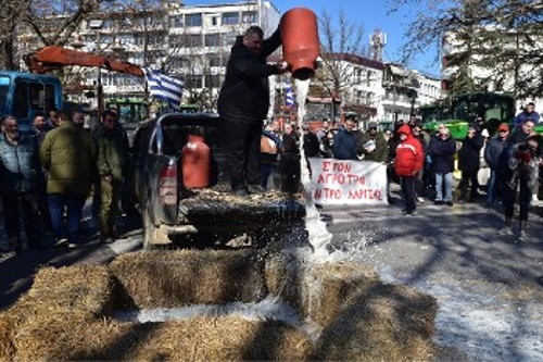 Αχυρα και γάλα ρίχνουν συμβολικά οι αγρότες στη Λάρισα