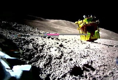 Φωτογραφία του γερμένου στο πλάι SLIM, την οποία πήρε ένα από τα δύο μικρά ρόβερ που απελευθέρωσε στο έδαφος της Σελήνης