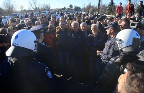 Μαχητική διαδήλωση στην ΠΑΘΕ με αποκλεισμό της αμέσως μετά τη σύσκεψη