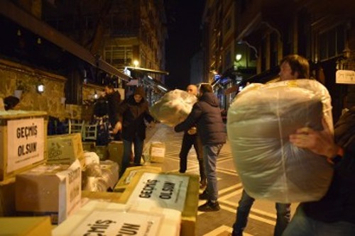 Νύχτα στην Κωνσταντινούπολη. Η βοήθεια φορτώνεται στα φορτηγά
