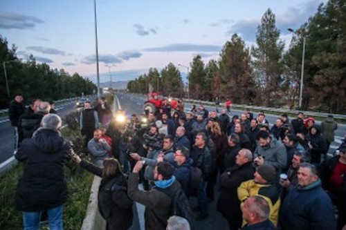 Αμετακίνητοι παραμένουν στο μπλόκο του Πλατύκαμπου