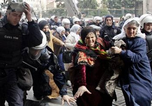 Διαδήλωση Κούρδων τυγχάνει «ειδικής μεταχείρισης» αστυνομικών - ένας νεκρός, δεκάδες τραυματίες...