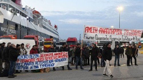 Οι αγρότες της Κρήτης το ξημέρωμα στο λιμάνι