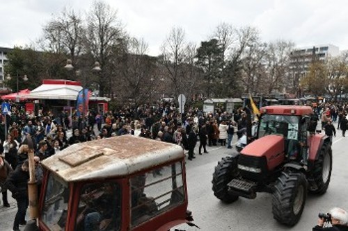 Με τα τρακτέρ στη συγκέντρωση στη Λάρισα