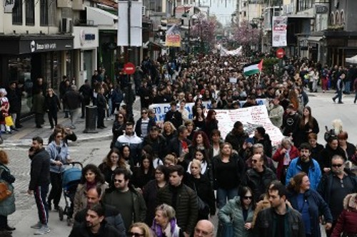 Χιλιάδες διαδηλώνουν μέχρι τον σταθμό των τρένων