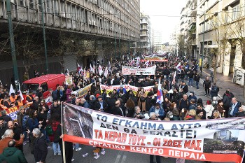 Από τη μεγάλη απεργιακή κινητοποίηση στην Αθήνα στον έναν χρόνο από το έγκλημα των Τεμπών
