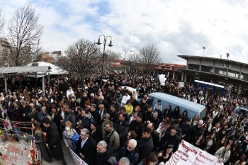 Η πορεία φτάνει στον σιδηροδρομικό σταθμό