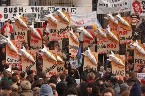 Τις ανά τον κόσμο ιμπεριαλιστικές στρατιωτικές επεμβάσεις αναγράφουν τα πλακάτ των διαδηλωτών στις Βρυξέλλες