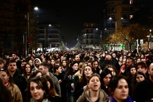 Πλημμύρισαν ξανά με νεολαία οι δρόμοι της Θεσσαλονίκης το απόγευμα της Τετάρτης