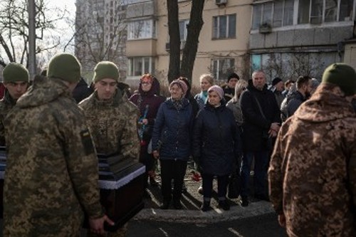 Νέοι άνθρωποι που πέφτουν νεκροί στην ιμπεριαλιστική σύγκρουση στην Ουκρανία φτάνουν στην πατρίδα τους σε φέρετρα