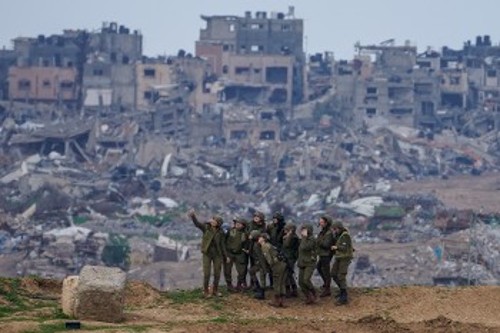 Η εξαχρείωση της ισραηλινής βαρβαρότητας: Γυναίκες στρατιώτες καμαρώνουν στην κατεστραμμένη Γάζα των χιλιάδων νεκρών...