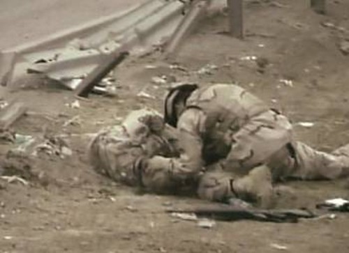 Τηλεοπτική εικόνα αμέσως μετά από επίθεση της ιρακινής αντίστασης σε κατοχική περίπολο