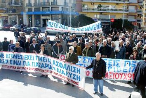 «Ντροπή σε σας που κυβερνάτε...» φώναξαν κατάμουτρα στην κυβέρνηση