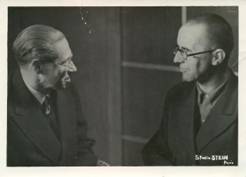 Ο Μπέρτολτ Μπρεχτ (δεξιά) και ο Γερμανοεβραίος Λίον Φόιχτβανγκερ (1884-1958), συν-συγγραφέας του έργου «Τα οράματα της Σιμόν Μασάρ»