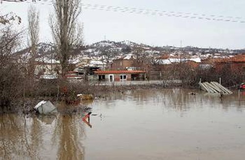 Πολλά σπίτια στα Λάβαρα έχουν πλημμυρίσει ήδη