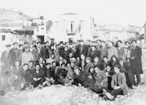 Φλεβάρης του '45 στην Ελασσόνα. Ο Ν. Πλουμπίδης (κέντρο) με τα μέλη της Περιφερειακής Επιτροπής Ελασσόνας