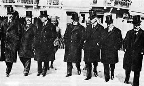 Ο Βενιζέλος και οι συνεργάτες τους στην Θεσσαλονίκη, τον Οκτώβρη του 1916.