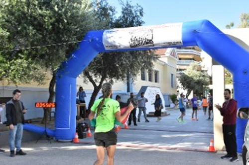 Φτάνοντας στο Θυσιαστήριο της Λευτεριάς με τη σημαία της Παλαιστίνης