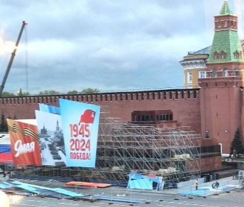 Σκαλωσιές για να κρυφτεί το Μαυσωλείο του Λένιν κατά τη διάρκεια της χτεσινής παρέλασης στη Μόσχα