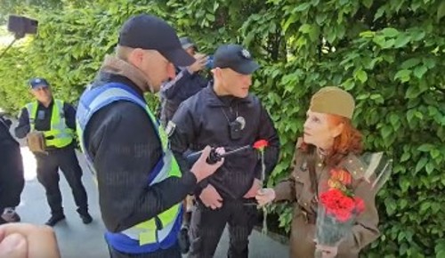 Αστυνομικές δυνάμεις επιχειρούν να απαγορεύσουν σε βετεράνους και απογόνους που φορούν τα διακριτικά του σοβιετικού στρατού να προσεγγίσουν το Μνημείο της Αιώνιας Φλόγας