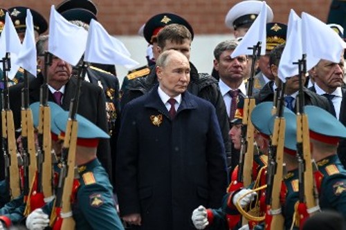 «Οι στρατηγικές μας δυνάμεις είναι πάντα έτοιμες για μάχη», διαμήνυσε ο Βλ. Πούτιν από το βήμα της χτεσινής στρατιωτικής παρέλασης στη Μόσχα