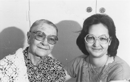 1983. Με την δημοσιογράφο Εύα Νικολαΐδου στην ΕΡΤ2, την εποχή που προβαλλόταν σίριαλ βασισμένο στο βιβλίο της «Γ΄ Χριστιανικό Παρθεναγωγείο»