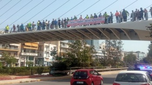 Ανάρτηση πανό στη μεγάλη πεζογέφυρα της Κατεχάκη