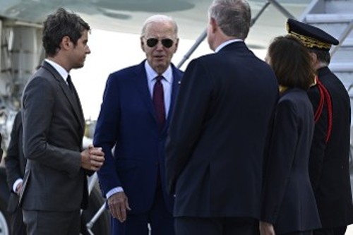 Ο Αμερικανός Πρόεδρος με τον Γάλλο πρωθυπουργό, κατά τη χτεσινή άφιξή του στο Παρίσι