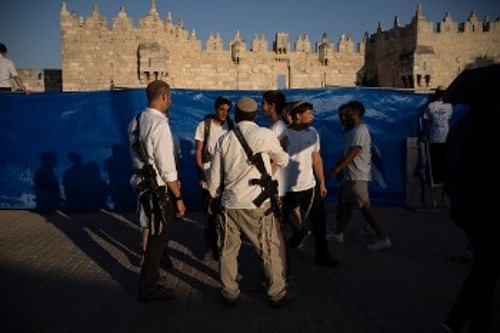 Ενοπλοι Ισραηλινοί «διαδηλωτές» συμμετείχαν στην προκλητική παρέλαση στην Ιερουσαλήμ