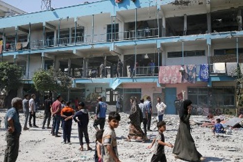 Δεκάδες νεκρούς και τραυματίες, ερείπια και θρήνο άφησε πίσω του το ισραηλινό πλήγμα στο σχολείο που στέγαζε αμάχους