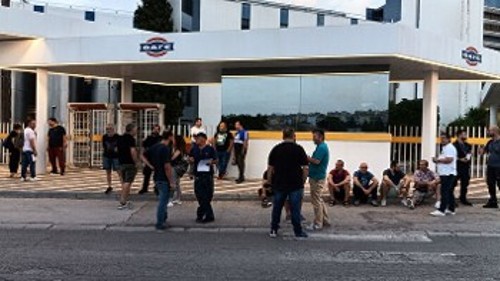 Οι απεργοί εργάτες συγκεντρωμένοι έξω από το εργοστάσιο στη Μεταμόρφωση