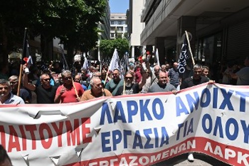Οι εργάτες της ΛΑΡΚΟ καταφτάνουν εν μέσω συνθημάτων στο υπουργείο Οικονομικών