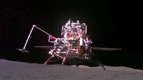 Σέλφι της κινεζικής διαστημοσυσκευής πάνω στην αθέατη από τη Γη πλευρά της Σελήνης, που τραβήχτηκε από μικροσκοπικό ρόβερ με κάμερα, το οποίο ανέπτυξε το Chang'e-6 ακριβώς για τον σκοπό αυτό, λίγο μετά την προσσελήνωσή του