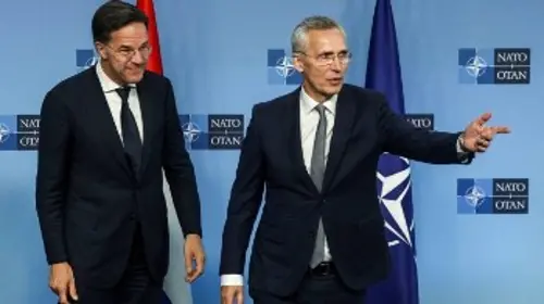 Ο απερχόμενος (δεξιά) και ο επόμενος (αριστερά) γγ του ΝΑΤΟ