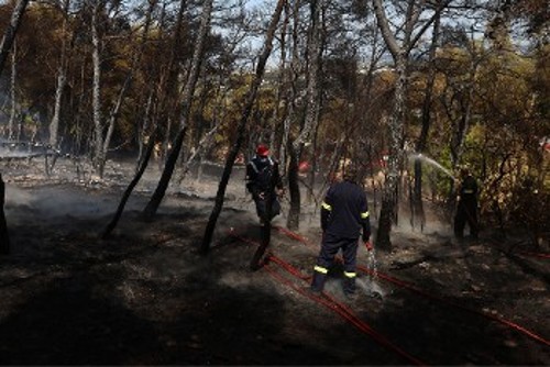 Από τη μάχη για την κατάσβεση της πυρκαγιάς