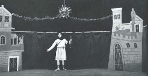 Το σκηνικό που φιλοτέχνησε για την «Αλκηστη» του Ευριπίδη, από τη Λαϊκή Σκηνή του Κάρολου Κουν. Στον ρόλο του Απόλλωνα ο πρόωρα χαμένος συγγραφέας Κώστας Χατζηαργύρης (1912 - 1963)