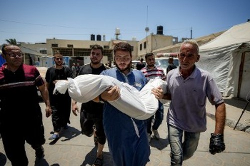 Κουβαλώντας ακόμα ένα πτώμα παιδιού στο νεκροτομείο, στην Ντέιρ Αλ Μπάλαχ