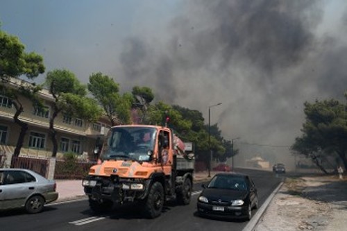 Η φωτιά έφθασε στον οικιστικό ιστό στο Χαλάνδρι