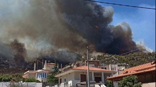 15.00 - Η φωτιά πλησιάζει πλέον τα σπίτια