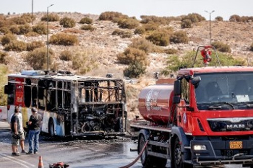 ...και η πραγματικότητα του Σαββάτου, όταν λεωφορείο έπιασε φωτιά και κάηκε ολοσχερώς εν κινήσει