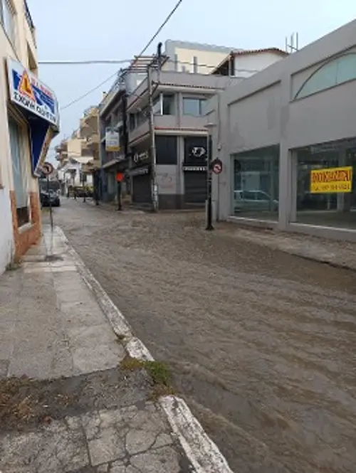 Πλημμυρισμένος δρόμος στο Μενίδι