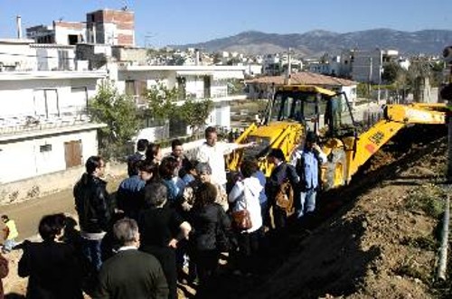 Επειδή διαμαρτύρονται για την οικολογική καταστροφή, τους στέλνουν στο εδώλιο... (Φωτογραφία από κινητοποίηση των κατοίκων τον περασμένο Απρίλη)