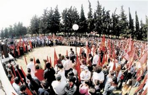 «Ξεχείλισε» ο χώρος γύρω από το Θυσιαστήριο της Καισαριανής, από το πλήθος των κομμουνιστών, τους αγωνιστές της Εθνικής Αντίστασης και τους νεολαίους της ΚΝΕ