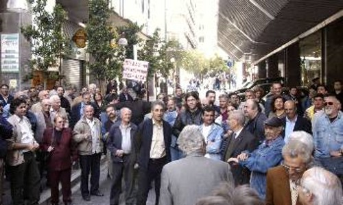 Από τη διαμαρτυρία του ΠΑΜΕ, μπροστά στο υπουργείο Οικονομίας τον περασμένο Απρίλη, όταν η κυβέρνηση επιχείρησε να αρχίσει τον διάλογο της απάτης μέσω της ΟΚΕ