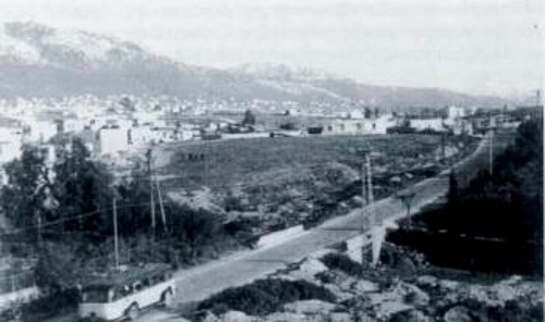 Η οδός Βουλιαγμένης του 1955, ήταν ένας ερημικός και στενός δρόμος, που εξυπηρετούσε τη σπάνια, εκείνη την εποχή, κυκλοφορία αυτοκινήτων