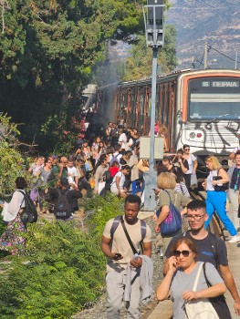 Επιβάτες εγκαταλείπουν όπως όπως τον συρμό μετά την πυρκαγιά