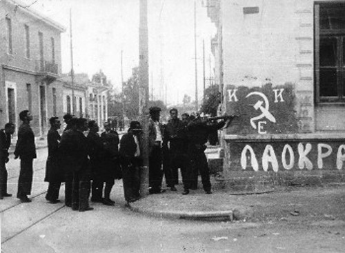 Αθήνα, Δεκέμβρης 1944. Λόγω έλλειψης οπλισμού, πίσω από κάθε μαχητή περίμενε κι ένας άμαχος για να πάρει τη θέση του