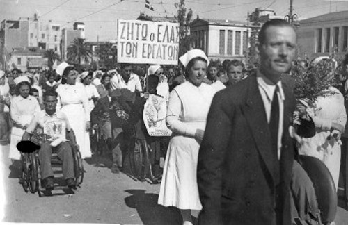 Παρέλαση τραυματιών και νοσοκόμων του ΕΛΑΣ στο κέντρο της Αθήνας